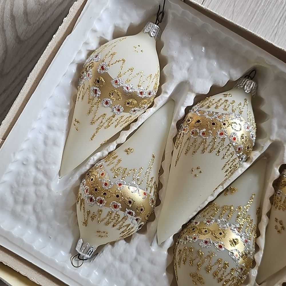 Vintage 70s Christmas Classics Set Of 6 Glass Teardrop White Ornaments - Picture 8 of 14